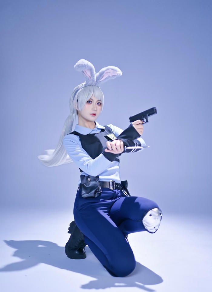 ảnh cosplay cảnh sát cầm súng