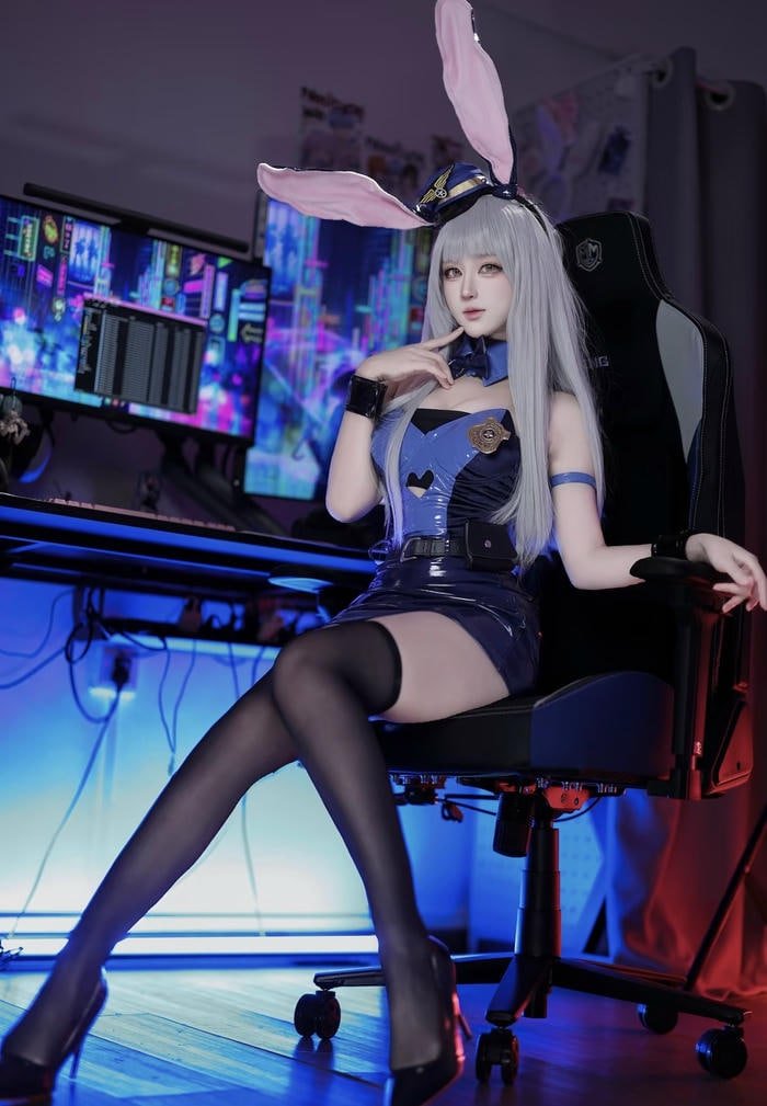 ảnh cosplay cảnh sát dáng ngồi sexy