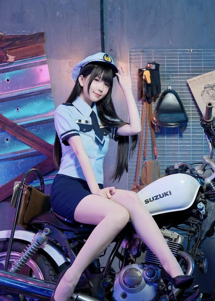 ảnh cosplay cảnh sát ngồi trên xe moto