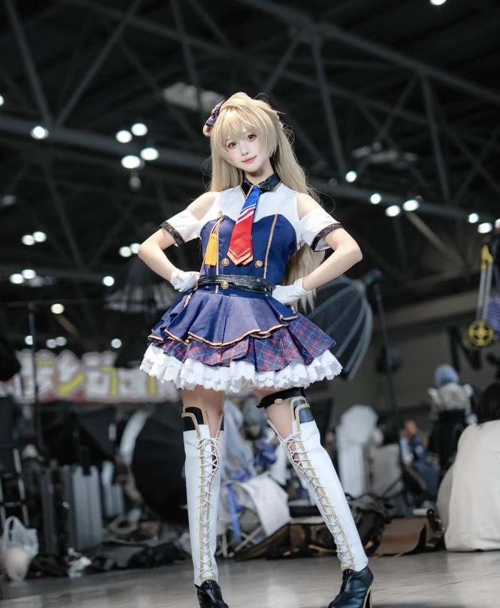 ảnh cosplay cảnh sát tạo dáng chuyên nghiệp