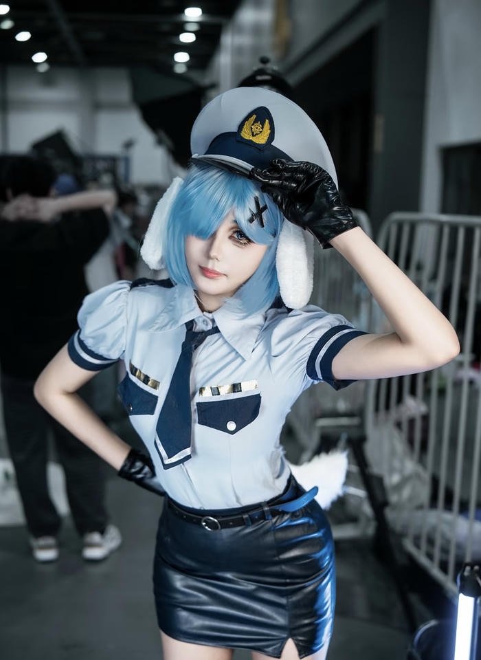 ảnh cosplay cảnh sát thần thái nghiêm túc