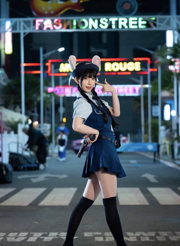 ảnh cosplay cảnh sát tư thế sẵn sàng hành động