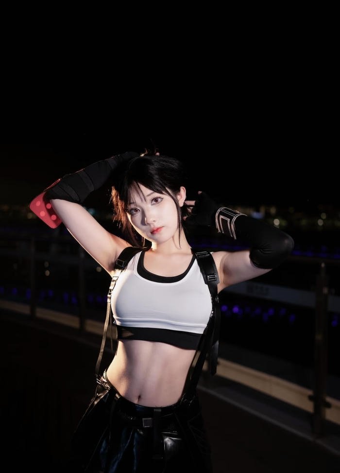 ảnh tifa cosplay chiếc eo thon gọn