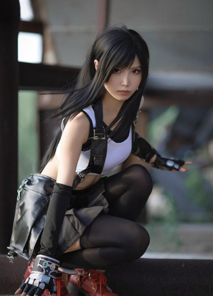 ảnh tifa cosplay dáng ngồi thấp