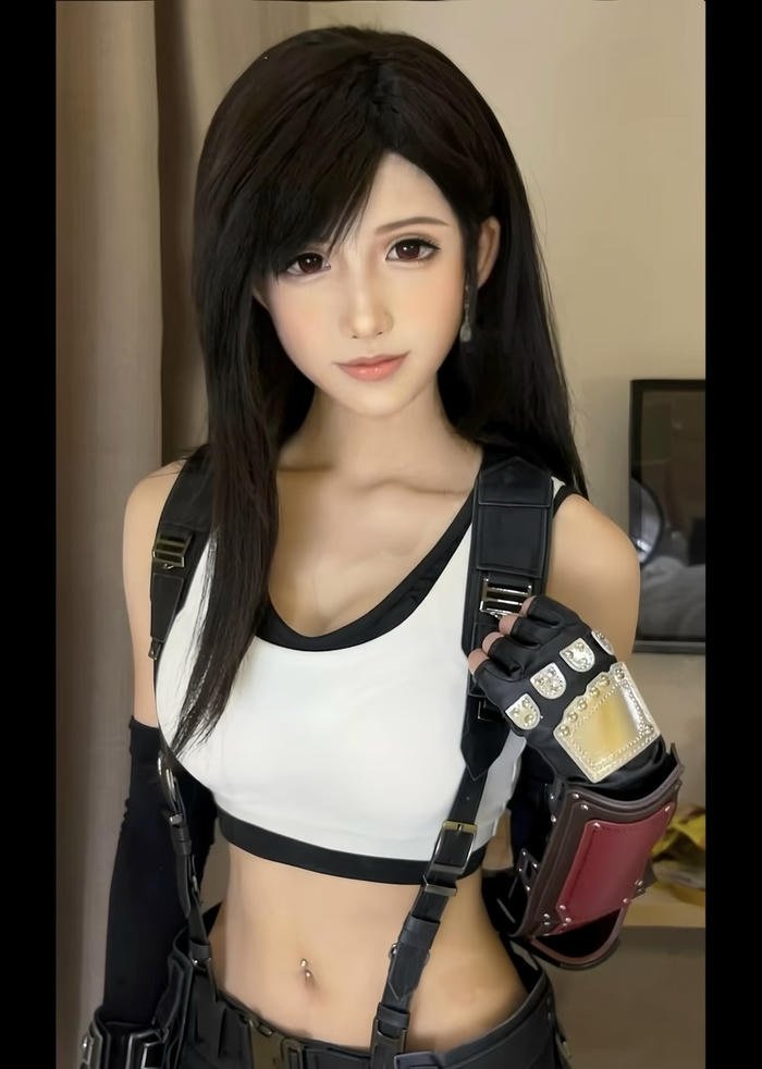 ảnh tifa cosplay đứng trong phòng
