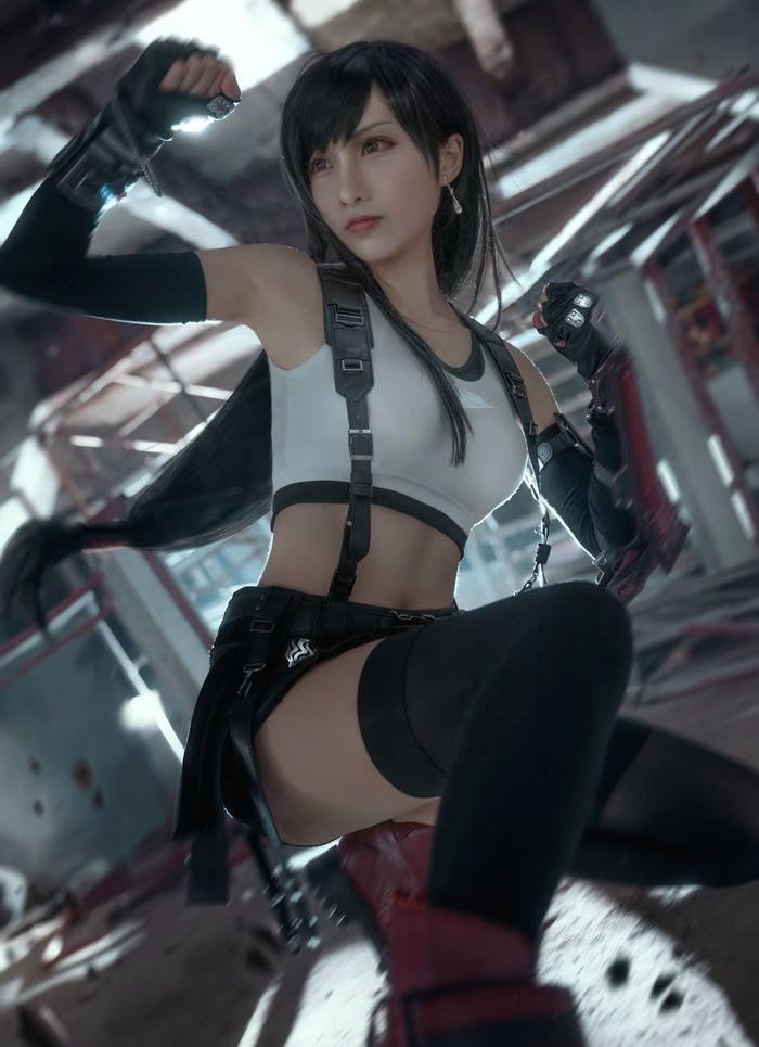 ảnh tifa cosplay nắm tay sẵn sàng chiến đấu