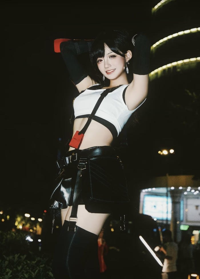 ảnh tifa cosplay nghiêng người linh hoạt