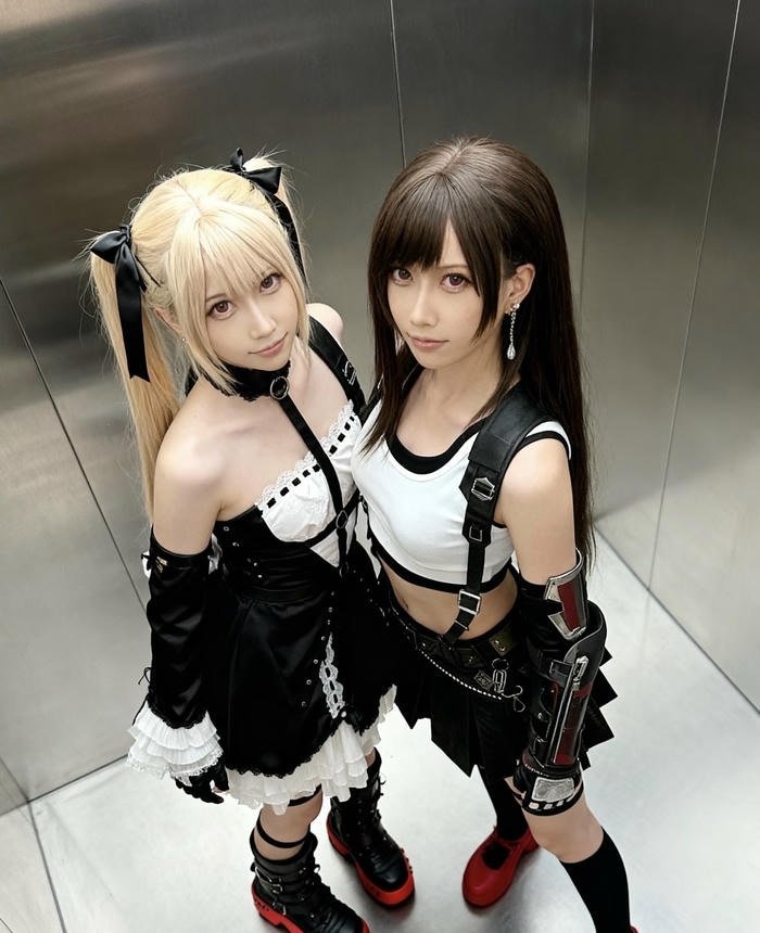 ảnh tifa cosplay tạo dáng mạnh mẽ ánh nhìn tự tin