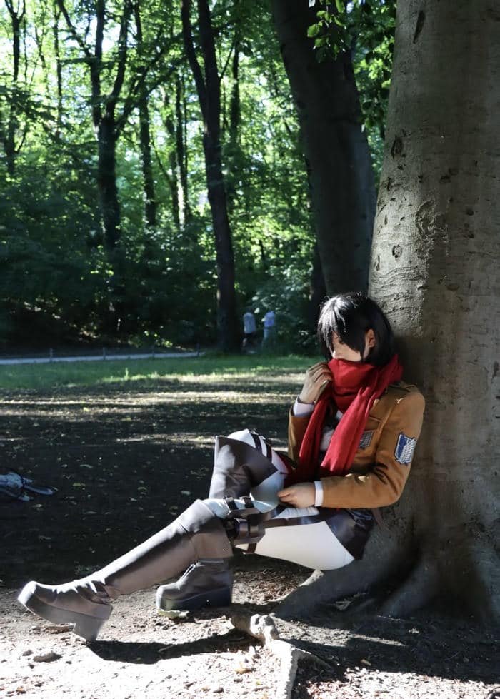 bức ảnh cosplay misaka ngồi dưới gốc cây