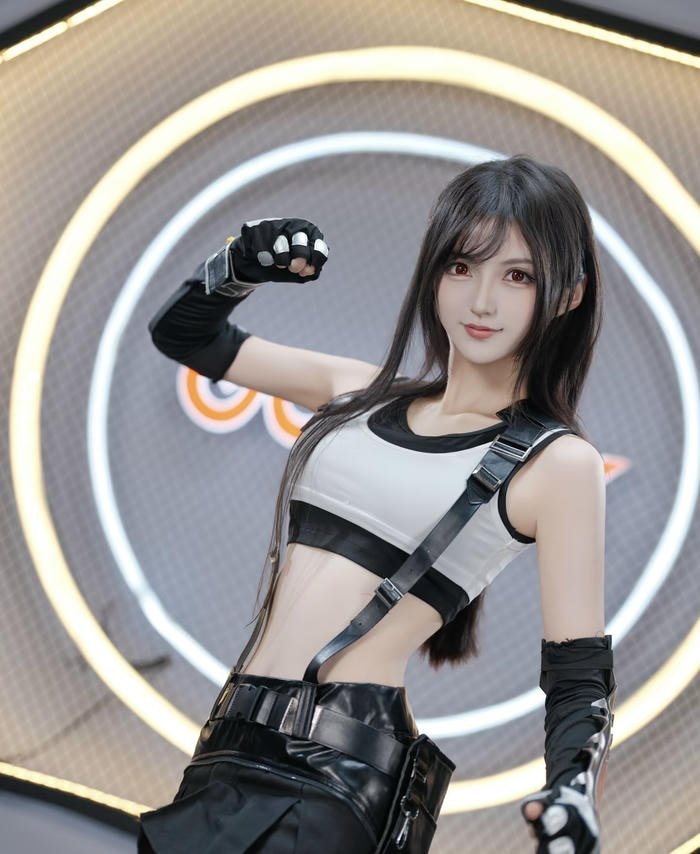 bức ảnh cosplay tifa cười tự nhiên
