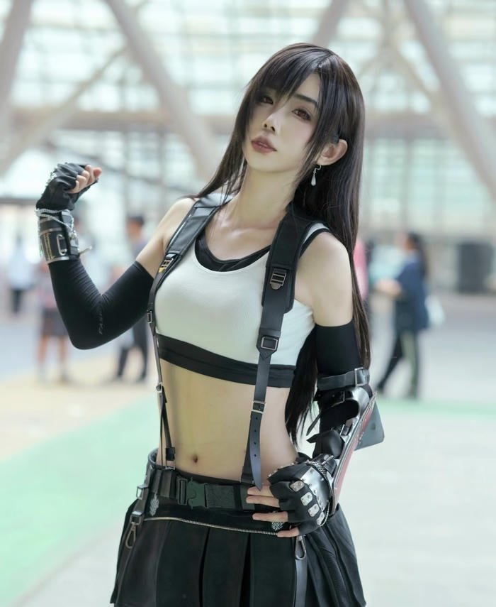 bức ảnh cosplay tifa mỉm cười nhẹ nhàng