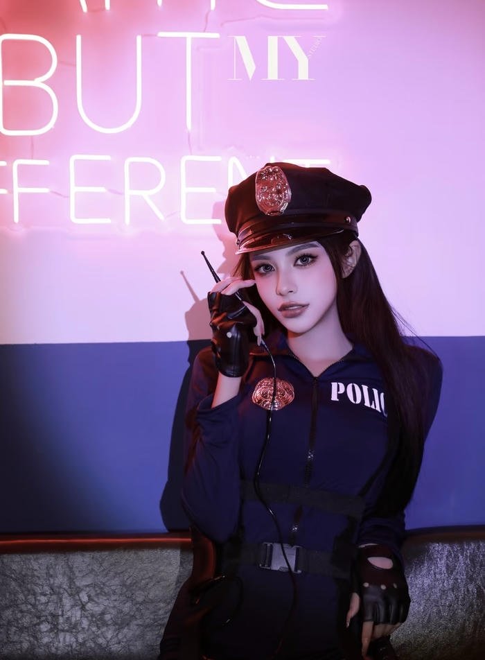 bức hình cosplay cảnh sát cử chỉ dứt khoát