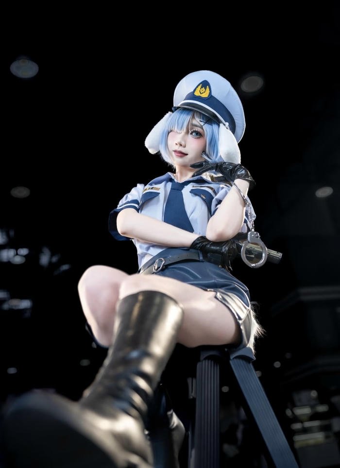 bức hình cosplay cảnh sát dáng ngồi vững vàng