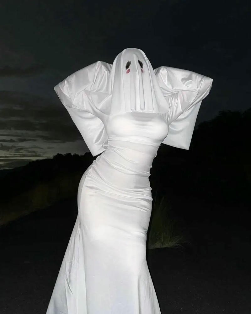 cosplay ma áo trắng trùm kín đứng trong đêm