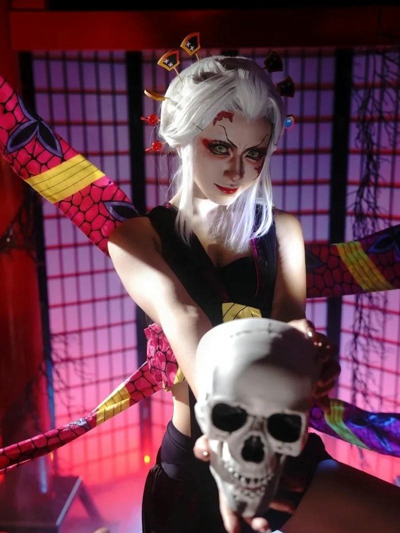 cosplay ma cầm hộp sọ người trong ánh đèn đỏ