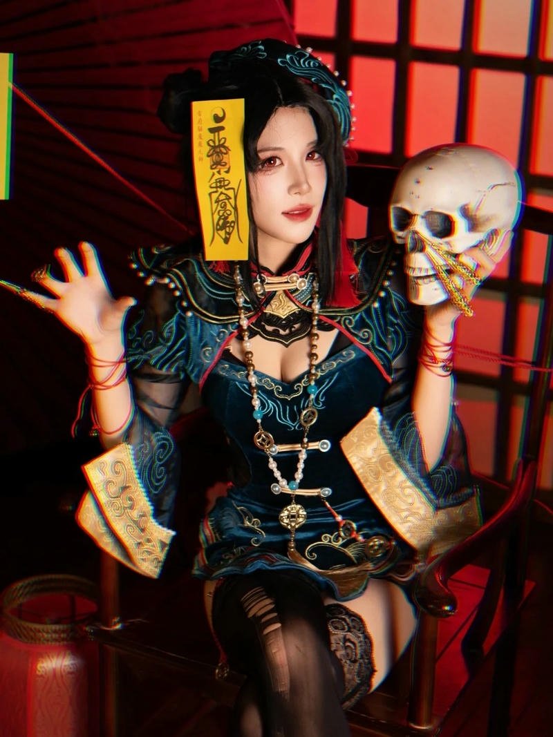 cosplay ma cương thi cầm đầu lâu tạo dáng