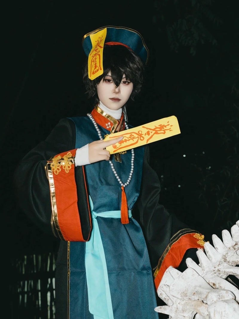 cosplay ma cương thi cầm thẻ bài vàng bí ẩn