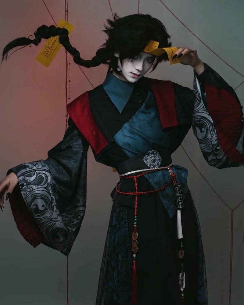 cosplay ma cương thi nam dán bùa vàng trên trán