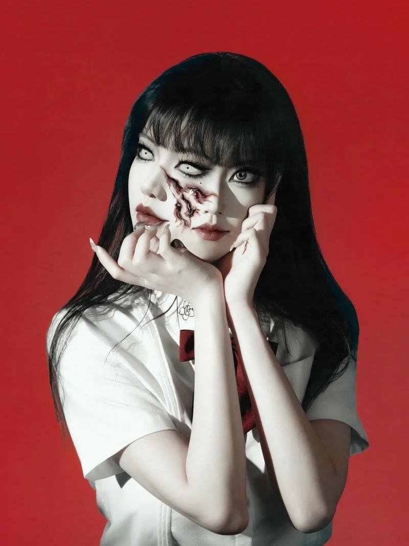 cosplay ma học sinh che mặt máu me kinh dị