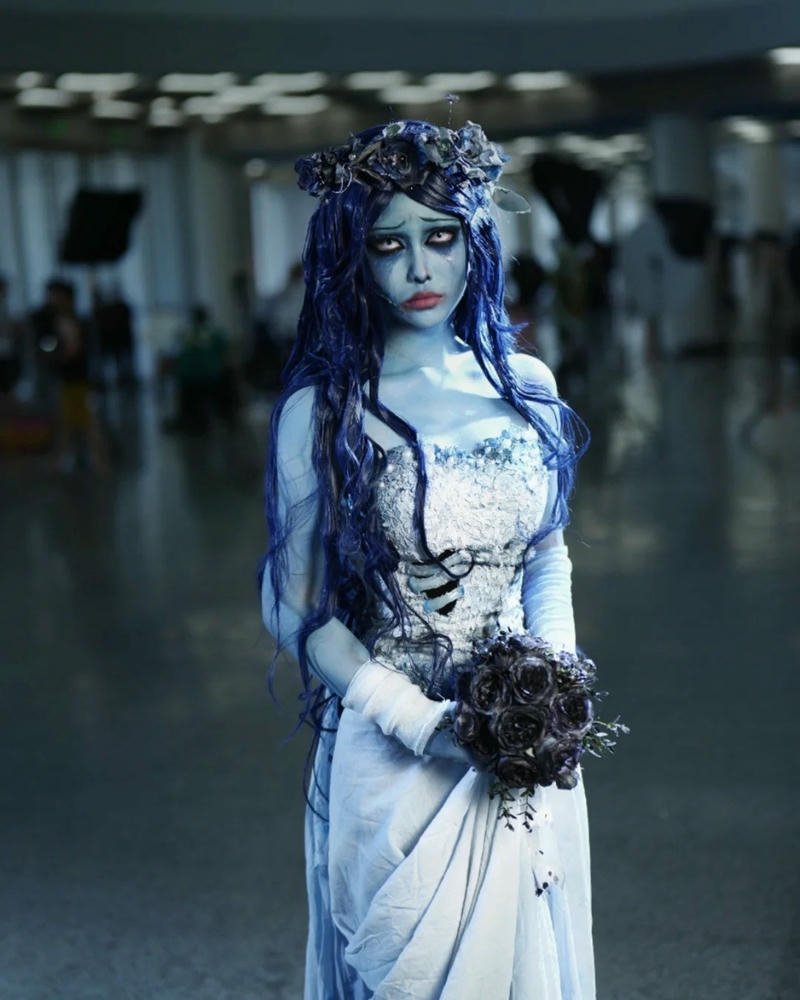 cosplay ma nữ da xanh xao đứng trong sảnh lớn