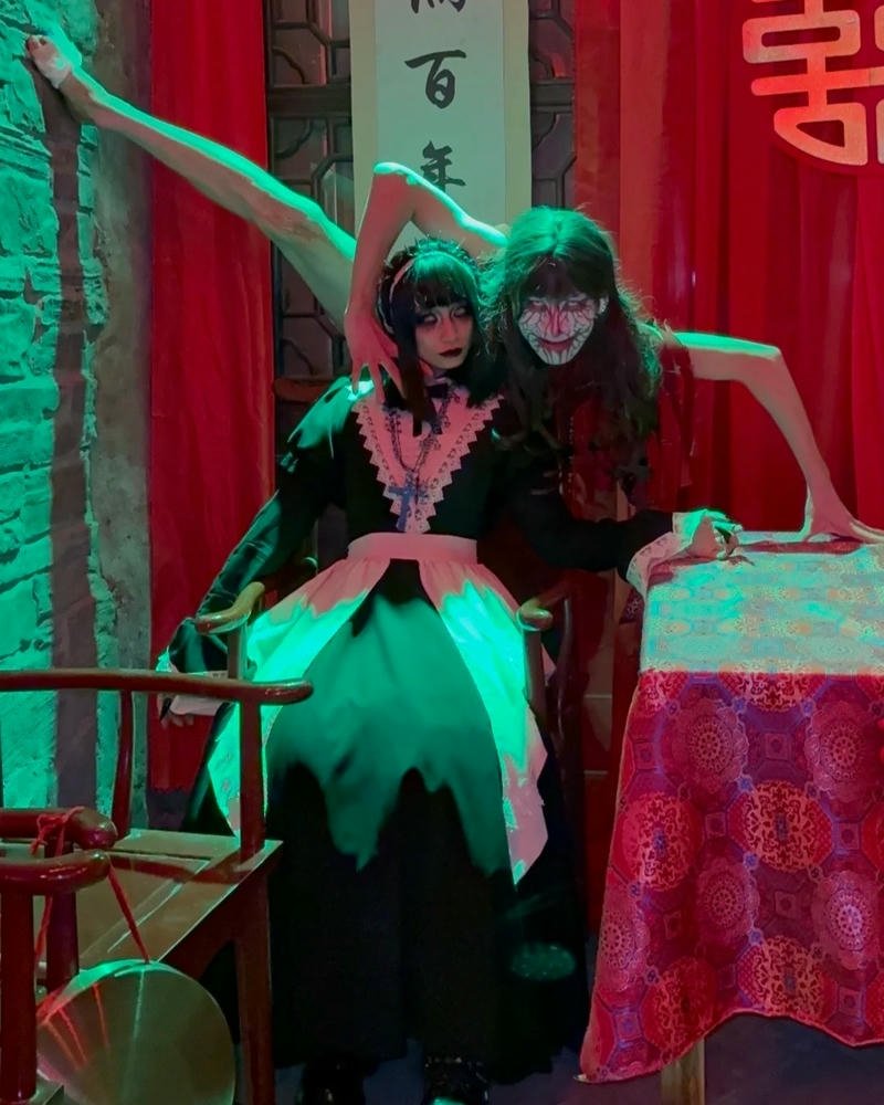 cosplay ma nữ đôi bạn thân dưới ánh đèn xanh