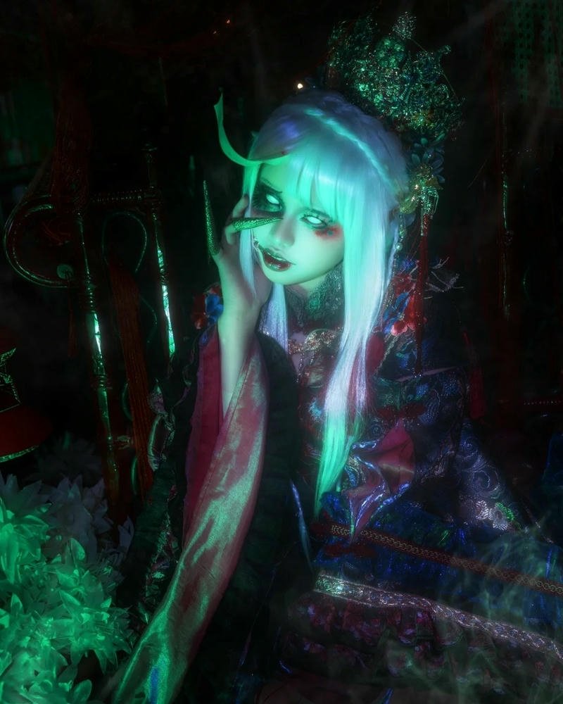 cosplay ma nữ gương mặt máu me kinh dị