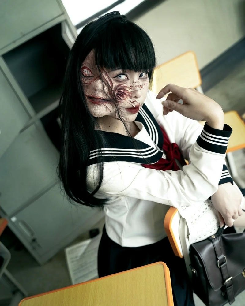 cosplay ma nữ học sinh tạo dáng nghiêng đầu sợ