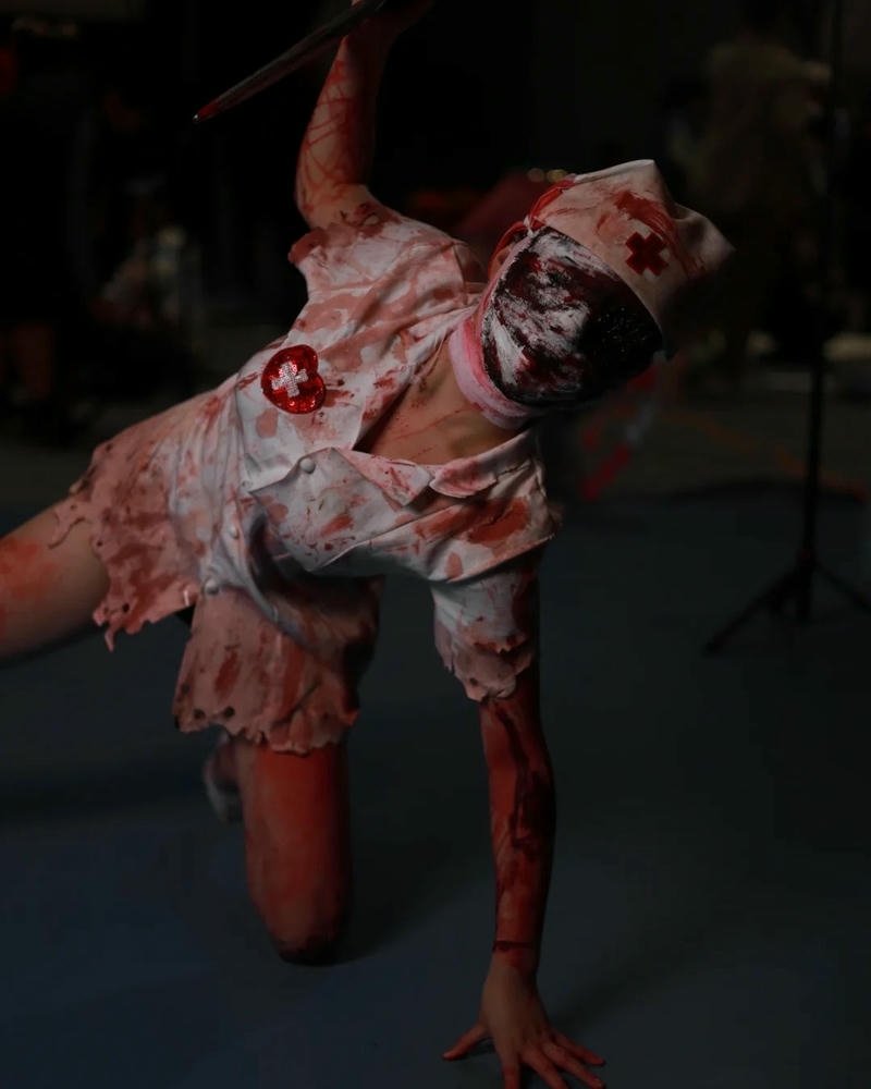 cosplay ma nữ kimono ngồi bệt trên sàn gỗ