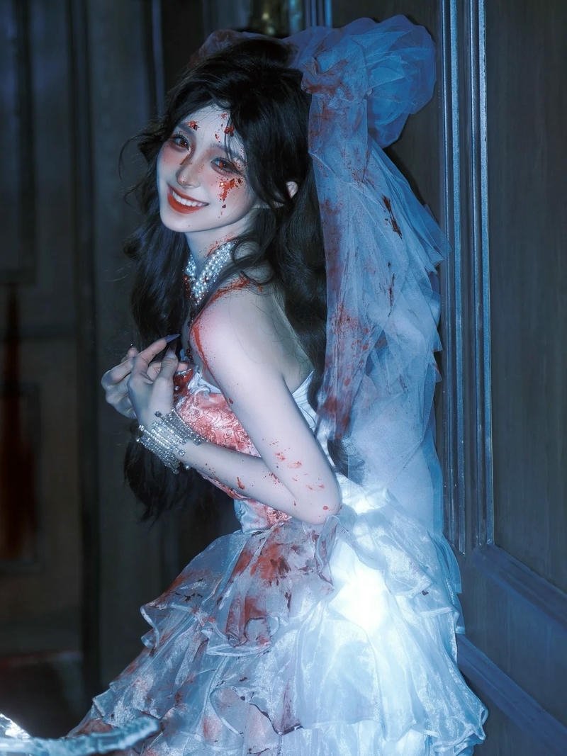 cosplay ma nữ mặc váy cưới trắng nhìn xa xăm