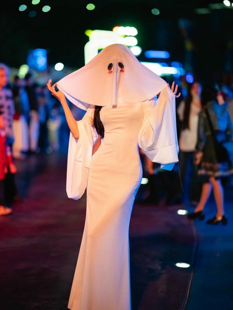 cosplay ma nữ mặc váy trắng đứng giữa đường đêm
