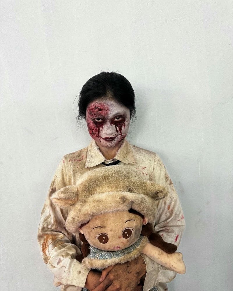 cosplay ma nữ ôm búp bê cũ kỹ đáng sợ