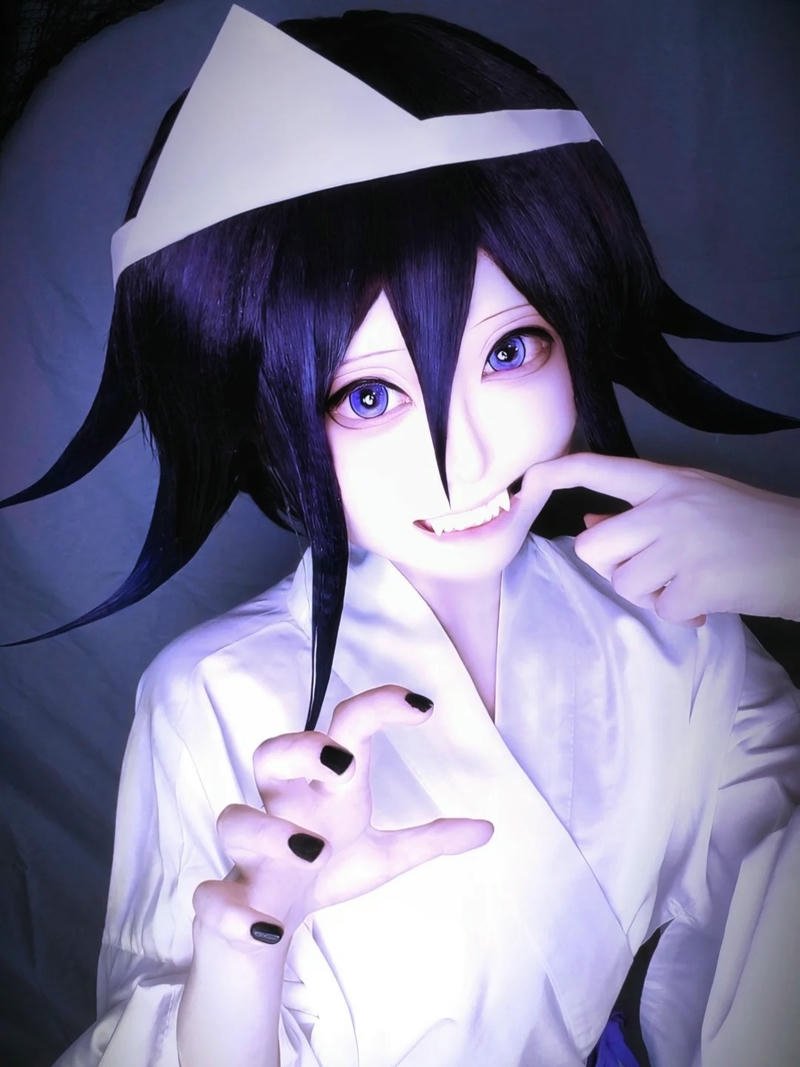 cosplay ma nữ sinh tóc ngắn cười rùng rợn