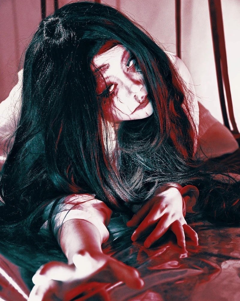 cosplay ma nữ tóc đen dài che mặt máu me