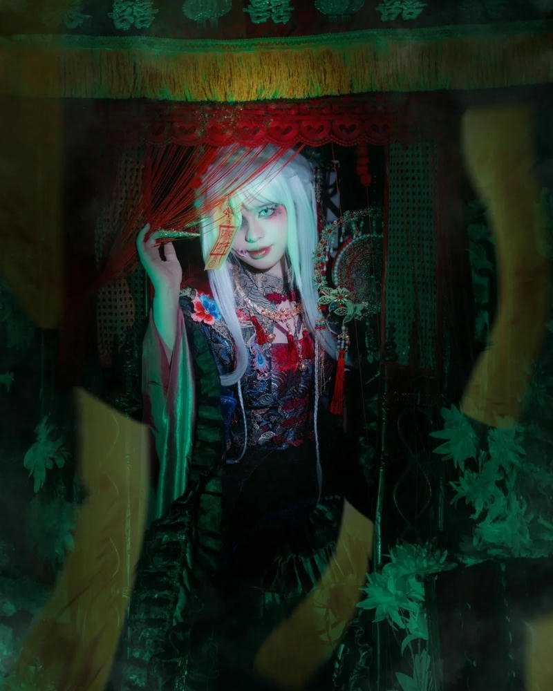 cosplay ma nữ trang điểm đáng sợ trong bóng tối