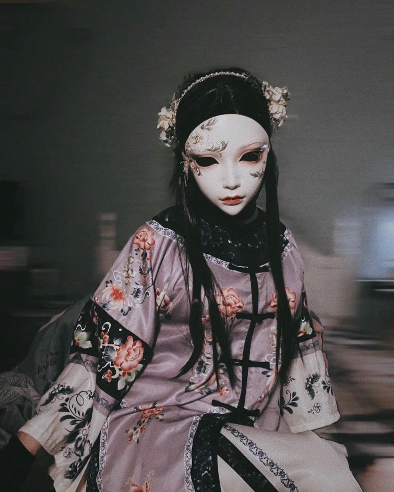 cosplay ma nữ trung hoa ngồi ghế gỗ cổ điển