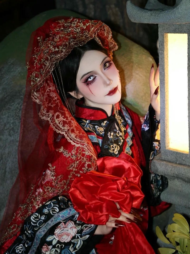 cosplay ma nữ váy đỏ đội mũ phượng hoàng