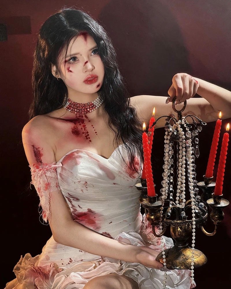 cosplay ma nữ váy trắng cầm chân nến bí ẩn