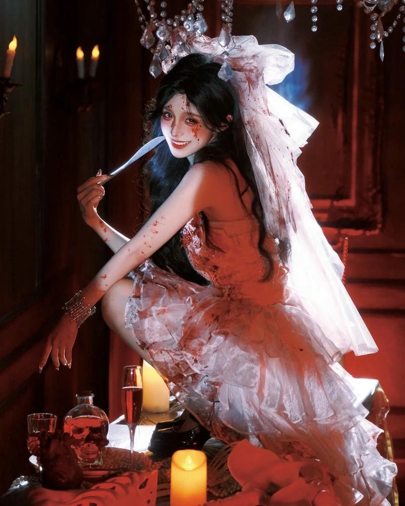 cosplay ma nữ váy trắng ngồi trên cầu thang gỗ