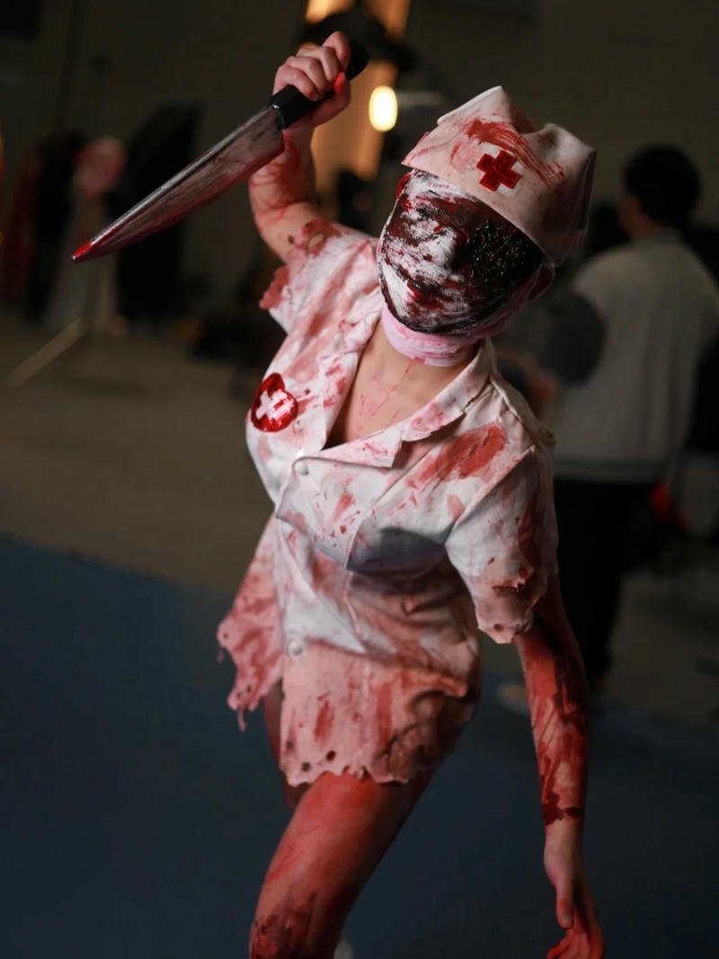 cosplay ma nữ y tá xác sống tạo dáng lạ