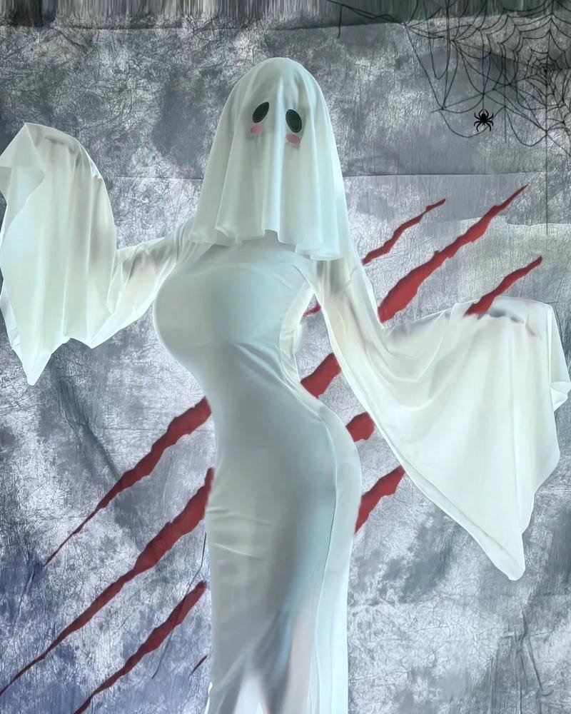 cosplay ma trùm khăn trắng đứng dang tay dọa ma