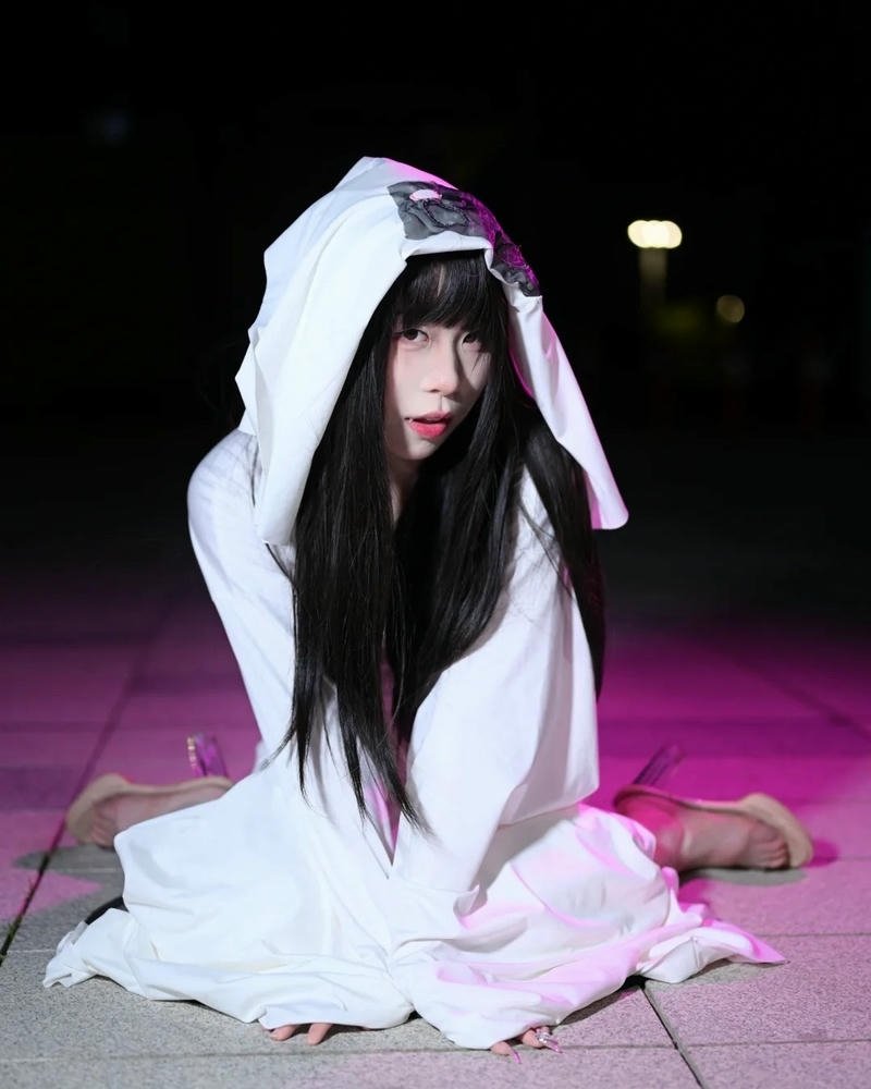 cosplay ma trùm vải trắng ngồi co ro trong tối