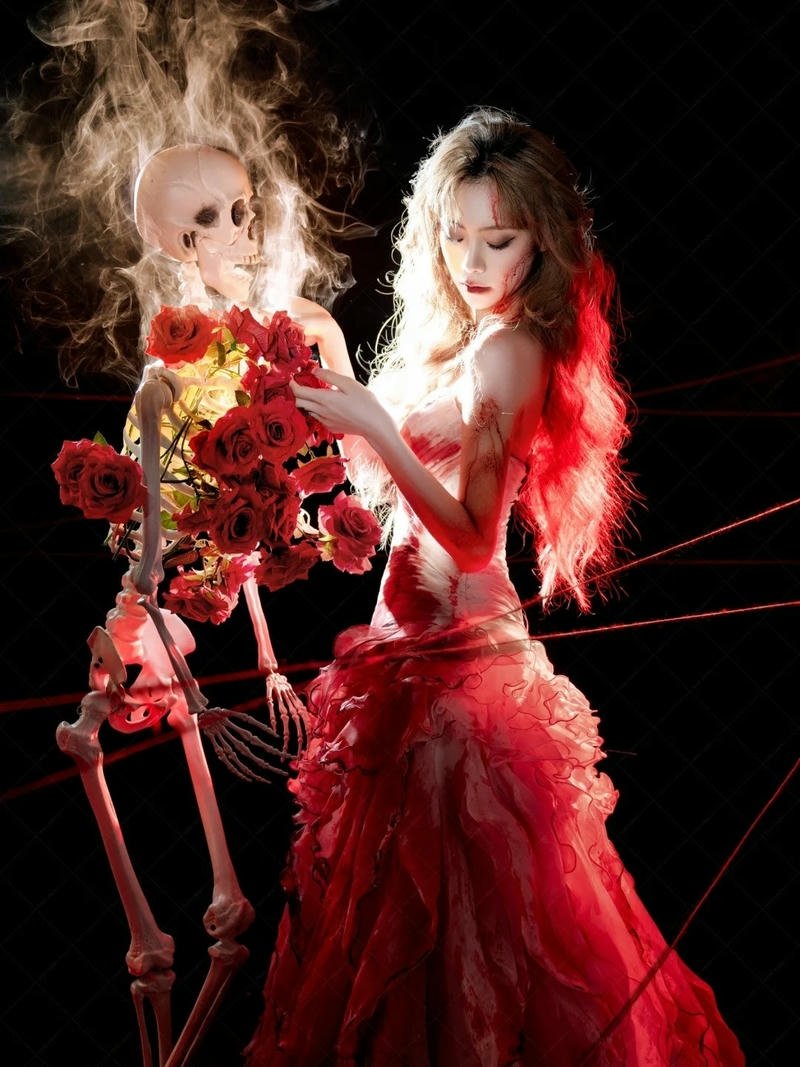 cosplay ma váy đỏ bên bộ xương người giả