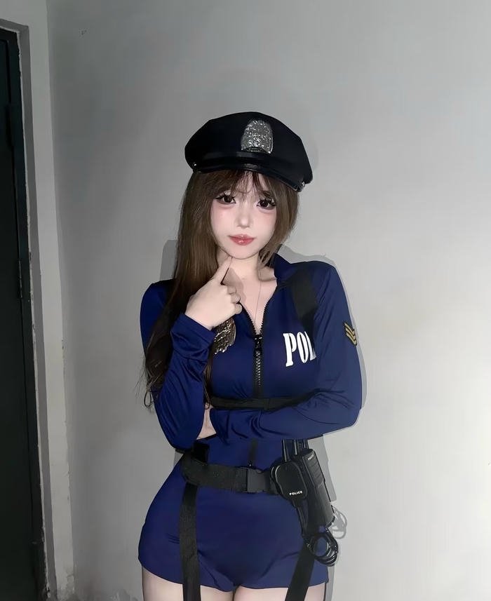 gái đẹp cosplay cảnh sát ánh mắt cuốn hút