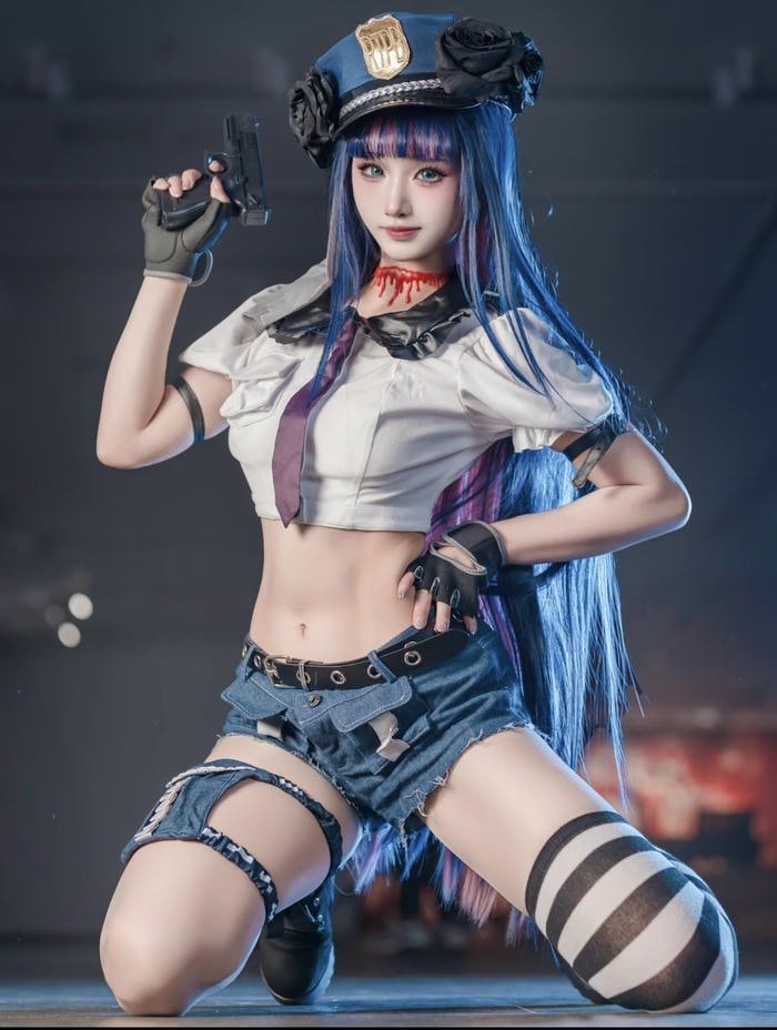 gái đẹp cosplay cảnh sát nụ cười nhẹ