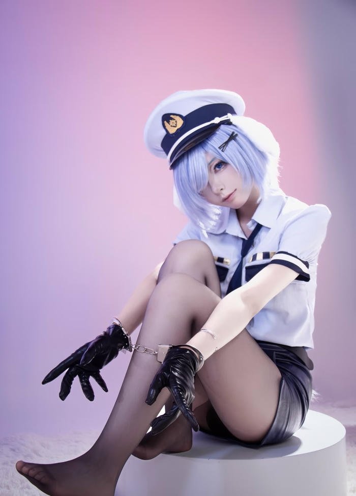 hình ảnh cosplay cảnh sát bị còng tay