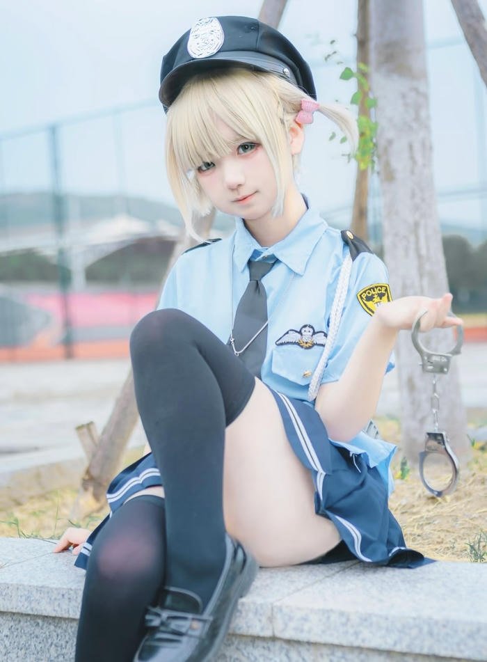 hình ảnh cosplay cảnh sát tư thế bắt mắt