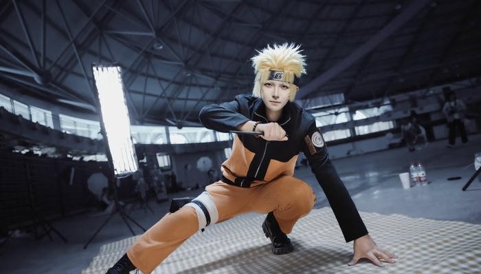 hình ảnh naruto cosplay dáng ngồi chống tay