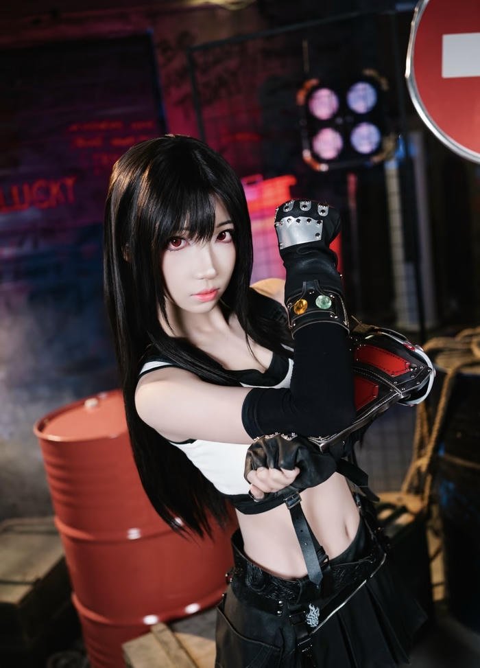 hình ảnh tifa cosplay dáng người săn chắc