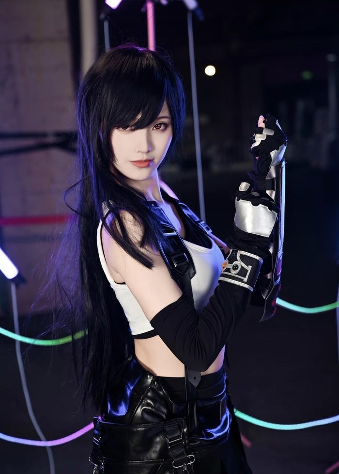 hình ảnh tifa cosplay gương mặt sắc sảo