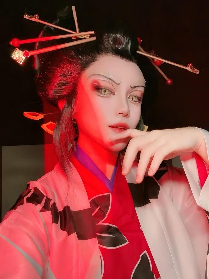 hình daki cosplay ánh mắt sắc bén